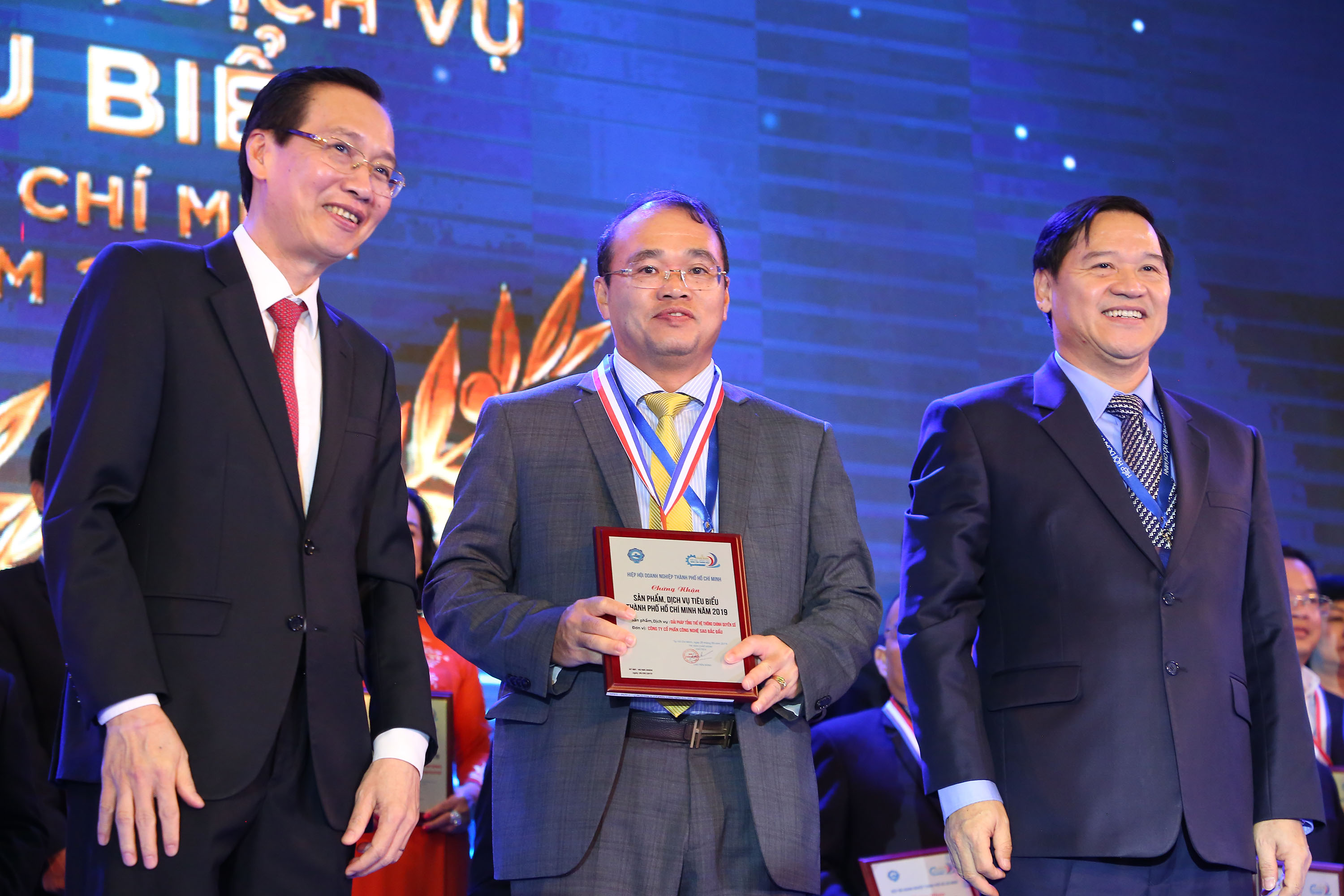 In the evening of October 22nd 2019, Vietnam Software & IT Services Association (VINASA) held a ceremony to award certificate of 50 + 10 Vietnamese Leading IT Enterprises, Sao Bac Dau continued to be one of the honored enterprises this time.   In order to