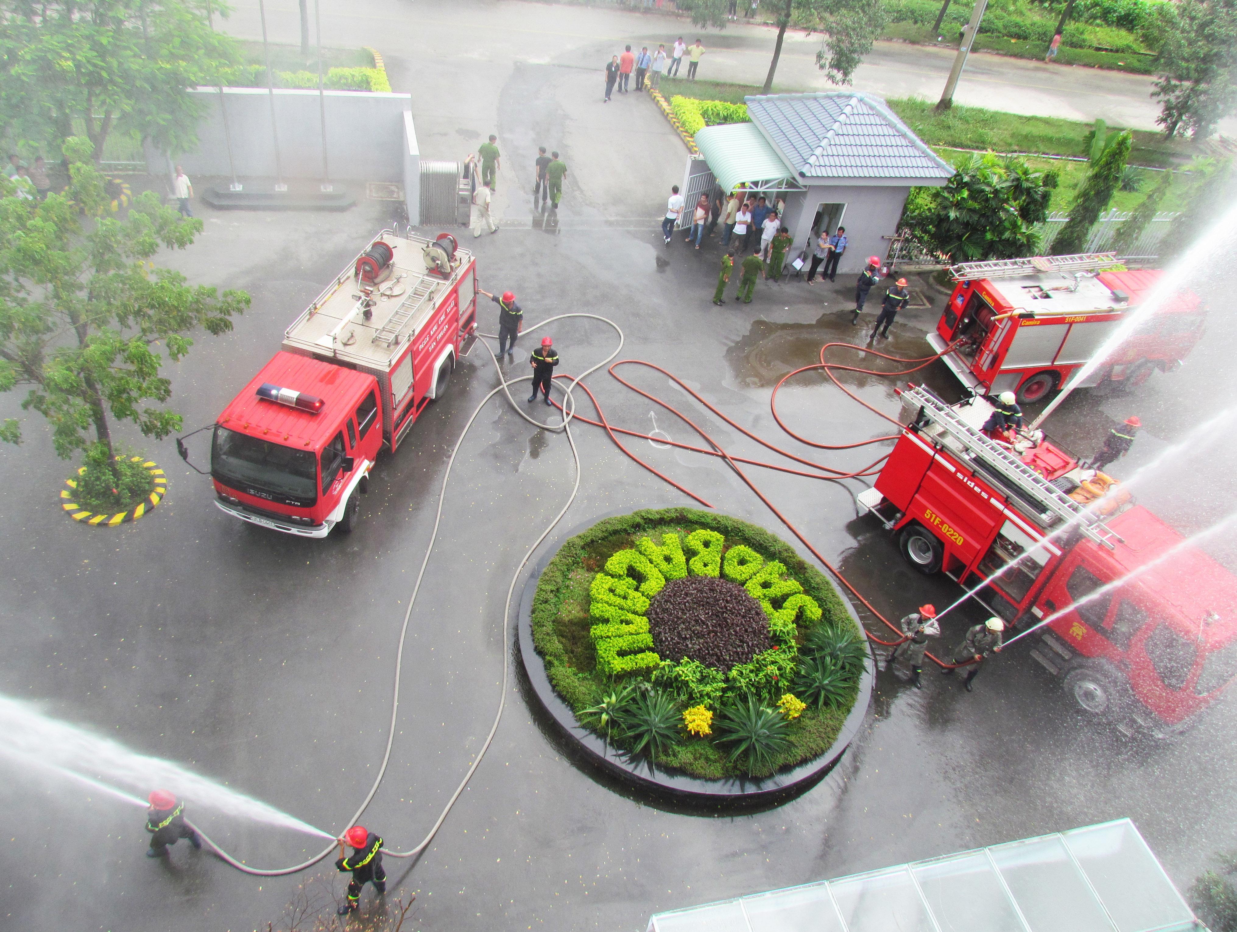 Sao Bac Dau Technology Corporation, in collaboration with the Fire Prevention and Fighting Departments of district 4 and Tan Thuan hold a drill fire protection rehearsal